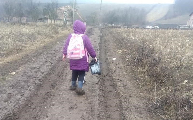 Copiii dintr-un sat din județul Cluj sunt nevoiți să parcurgă zilnic 2,5 kilometri prin noroi  în drumul spre școală