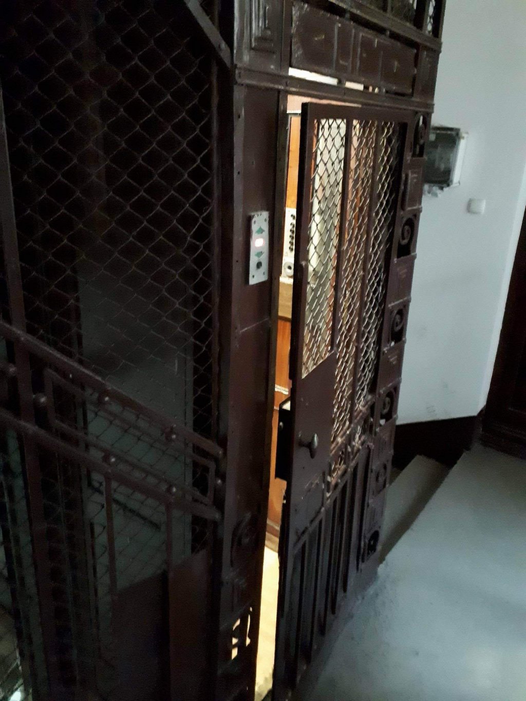 Cel mai vechi lift din Cluj, încă în serviciul locatarilor
