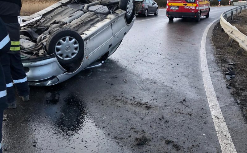 Accident Cluj. Mașină cu roțile-n sus pe Feleac