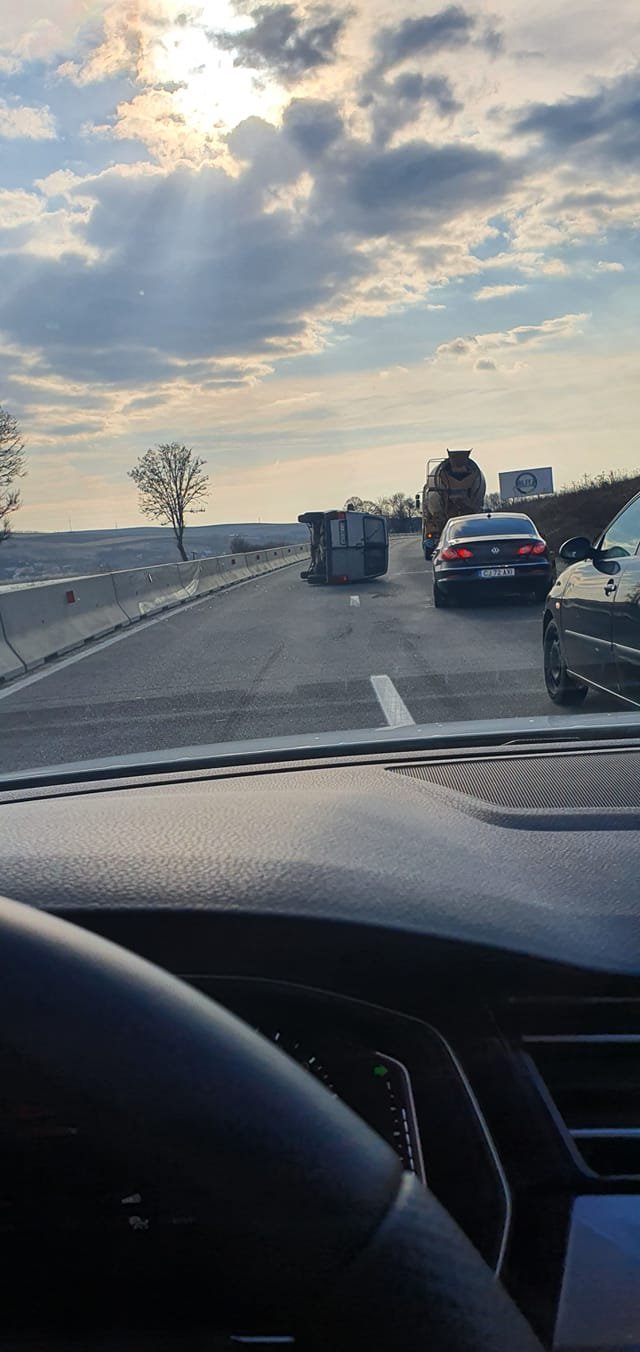Accident între Cluj și Turda. O mașină s-a răsturnat în mijlocul drumului