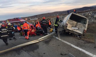 Accident Cluj. Dubă azvârlită peste parapet/ Șoferul rănit, întins pe asfalt