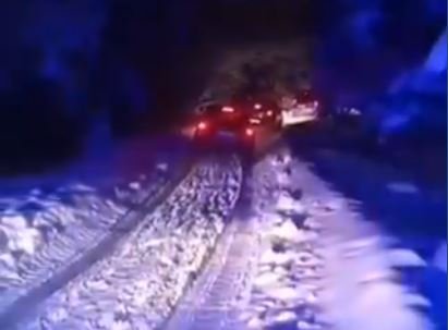 Apel la 112. Turiști clujeni, rămași blocați în zăpadă pe un drum forestier