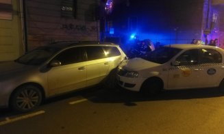 Accident cu trei mașini într-o intersecție din centru. Un tânăr a fost transportat la spital