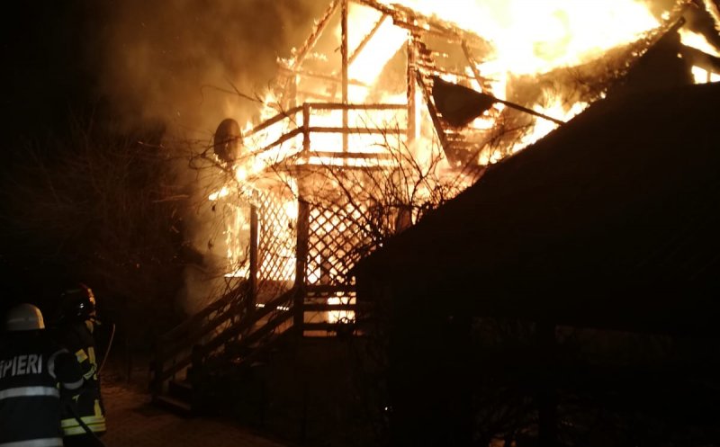 Incendiu în toiul nopții la Cluj. O casă s-a făcut scrum