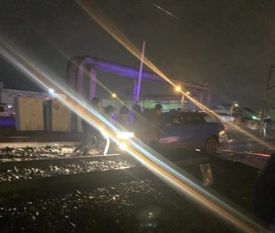 Șoferul rămas blocat cu mașina pe calea ferată, a fost reținut.  Rupt de beat, butona și telefonul