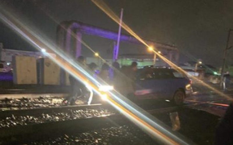 Șoferul rămas blocat cu mașina pe calea ferată, a fost reținut.  Rupt de beat, butona și telefonul