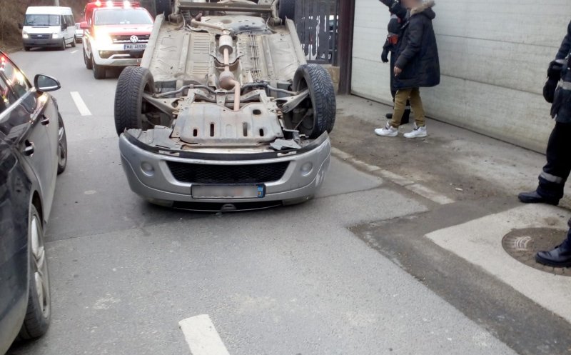 Accident în Grigorescu. O masină a ajuns cu roțile-n sus