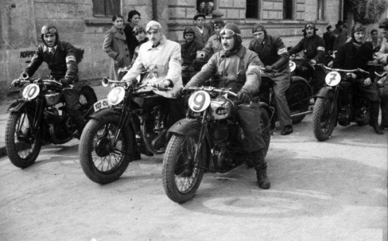 Curse de automobile și motociclete pe Feleac și în centrul Clujului. Premiile, acordate de regele Carol II