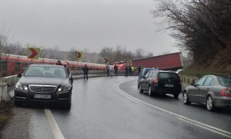 Două mașini, lovite de tren în județul Cluj