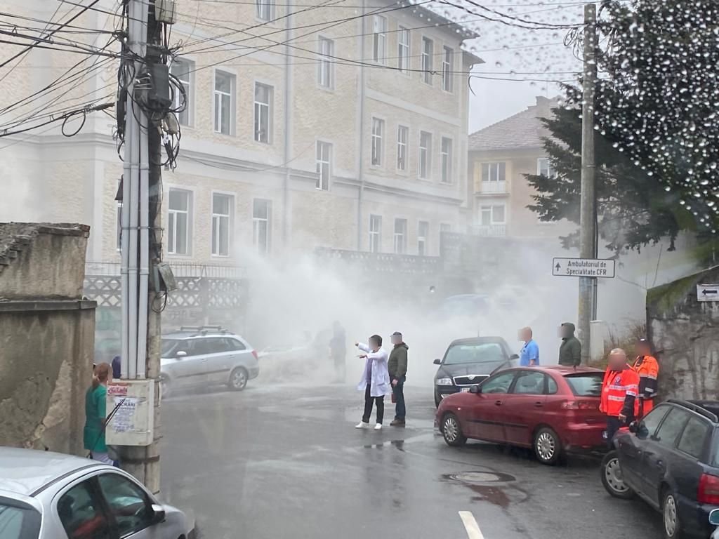 O mașină parcată lângă un spital de copii din Cluj a luat foc