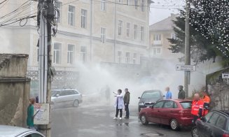 O mașină parcată lângă un spital de copii din Cluj a luat foc
