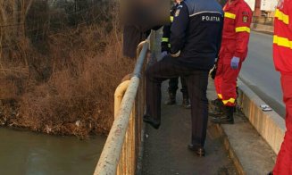 Tentativă de suicid oprită la timp. Un tânăr a vrut să se arunce de pe un pod