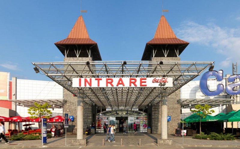 Emil Boc a recomandat mall-urilor să limiteze accesul clienților