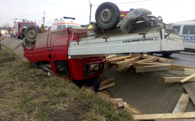 Camionetă răsturnată-n șanț. O persoană a ajuns la spital