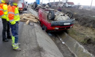 Camionetă răsturnată-n șanț în Jucu. O persoană a ajuns la spital