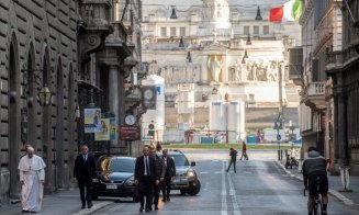 Papa Francisc, plimbare pe străzile goale ale Romei. Suveranul Pontif s-a rugat în fața unui crucifix folosit în timpul ciumei din 1522
