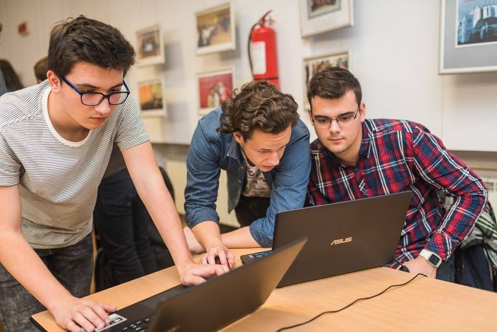 “Bătaie” pe școala de informatică pentru elevi la Cluj. Sunt patru pe loc