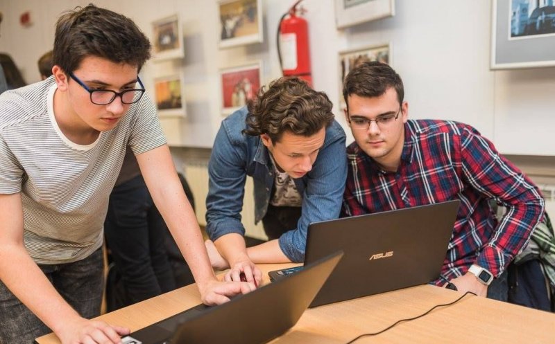 “Bătaie” pe școala de informatică pentru elevi la Cluj. Sunt patru pe loc