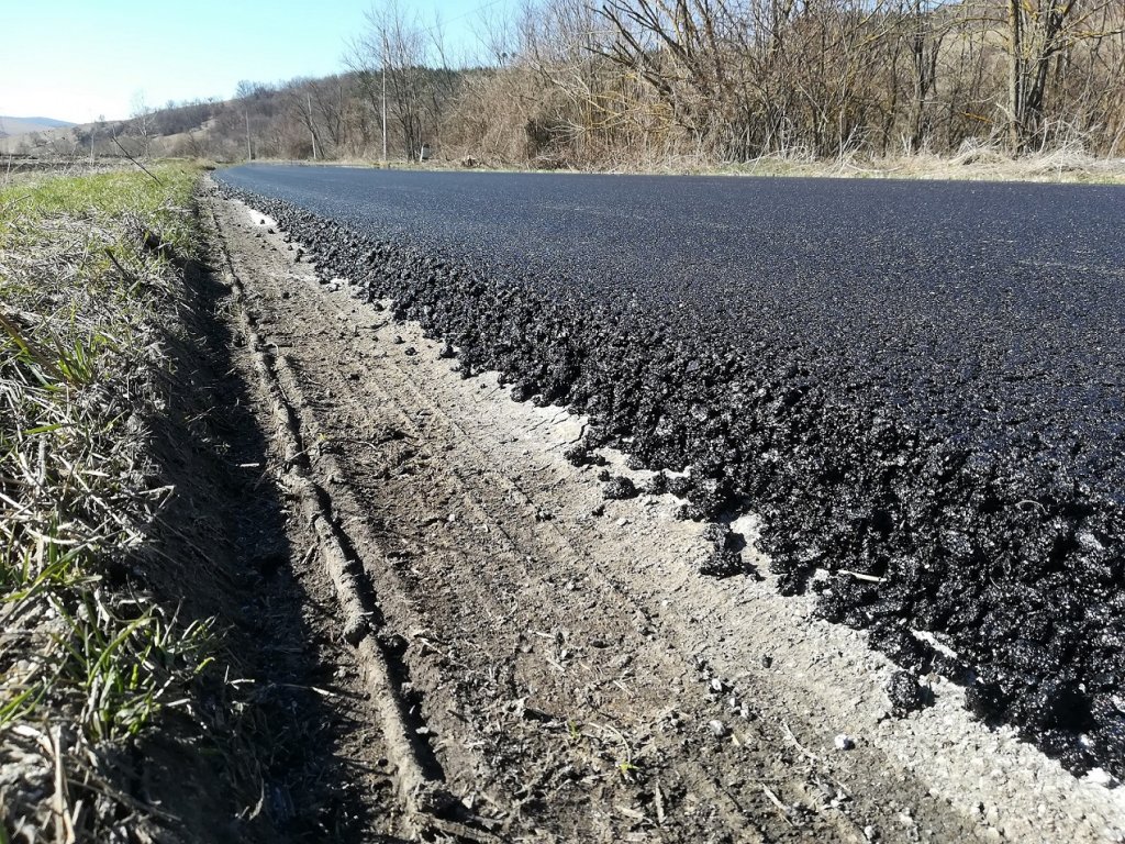 Pe drumurile județene continuă lucrările de reparații și modernizare