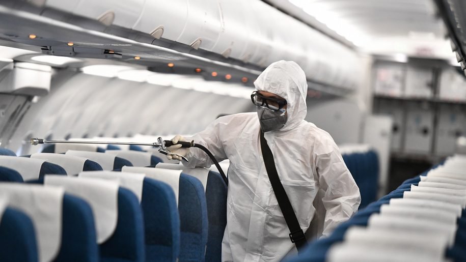 Inconștiență maximă! Român confirmat cu COVID - 19, într-un avion plin cu pasageri care a aterizat în România