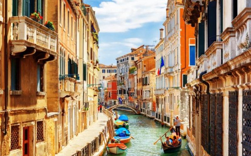 Efectele surprinzătoare ale pandemiei din Italia. Lebede pe canalele din Veneția și delfini în portul Cagliari