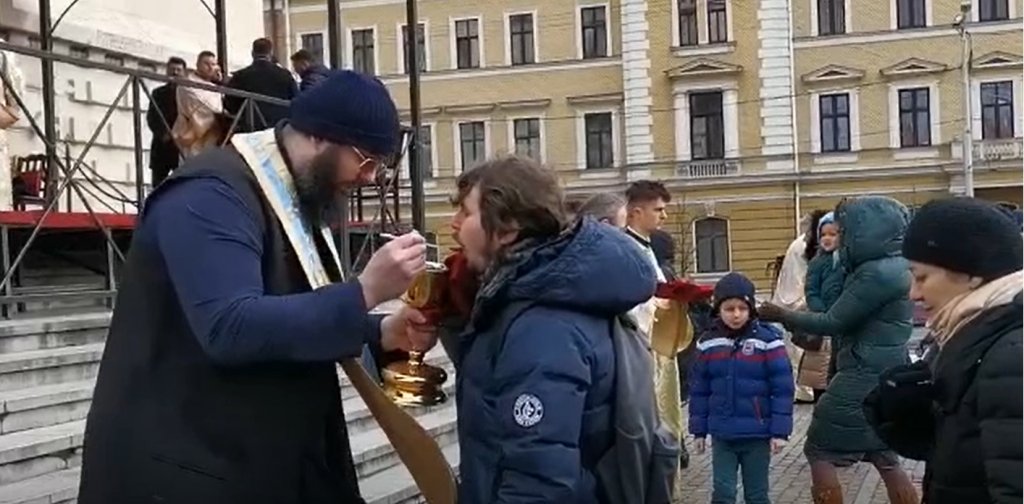 Controversă la Cluj după ce un preot a folosit aceeaşi linguriţă pentru a-i împărtăşi pe credincioşi. Mitropolie: Nimeni nu a adus lingura sa