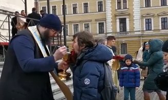 Controversă la Cluj după ce un preot a folosit aceeaşi linguriţă pentru a-i împărtăşi pe credincioşi. Mitropolie: Nimeni nu a adus lingura sa