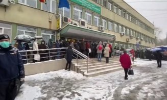 În plină pandemie, cozi de zeci de metri la Institutul Oncologic din Cluj-Napoca! Cei mai expuşi stau în frig şi ninsoare