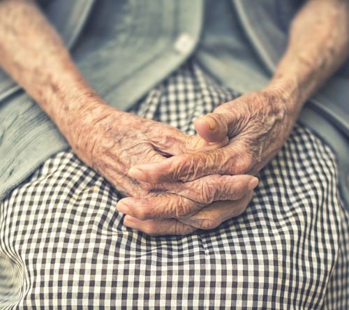 Oameni în vârstă, găsiţi „morţi şi abandonaţi” în paturile lor