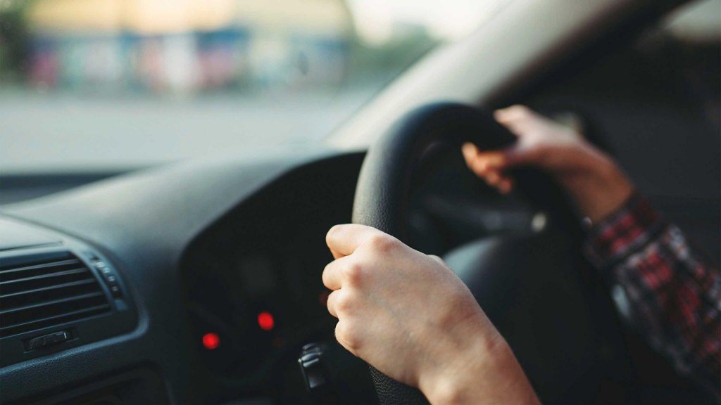 Unii ignoră legea de mici! Adolescent din Alba, prins în miez de noapte, la volan prin Cluj