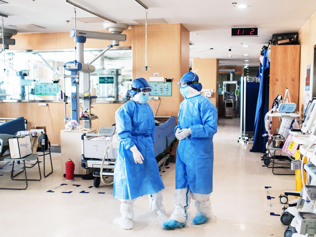 Coronavirusul se răspândeşte în aer şi persistă mult timp după ce pacienţii ies din spital
