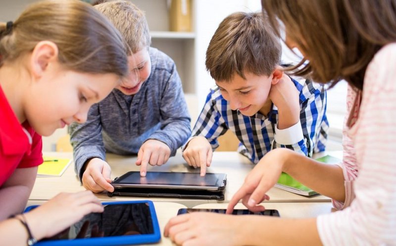 Acces la învățământul digital pentru toți elevii din Cluj-Napoca. Primăria scoate din buzunar peste 1,2 milioane de lei pentru tablete
