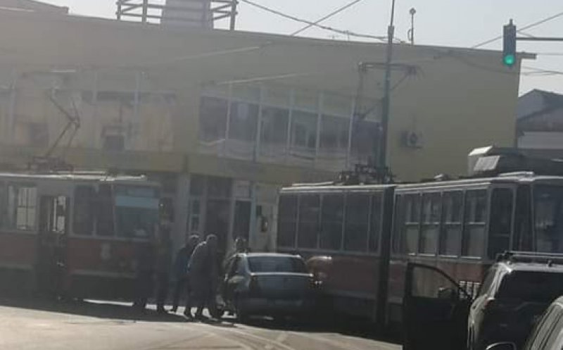 Care erau șansele? Mașină prinsă între două tramvaie în traficul "aglomerat" din centru