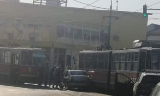 Care erau șansele? Mașină prinsă între două tramvaie în traficul "aglomerat" din centru