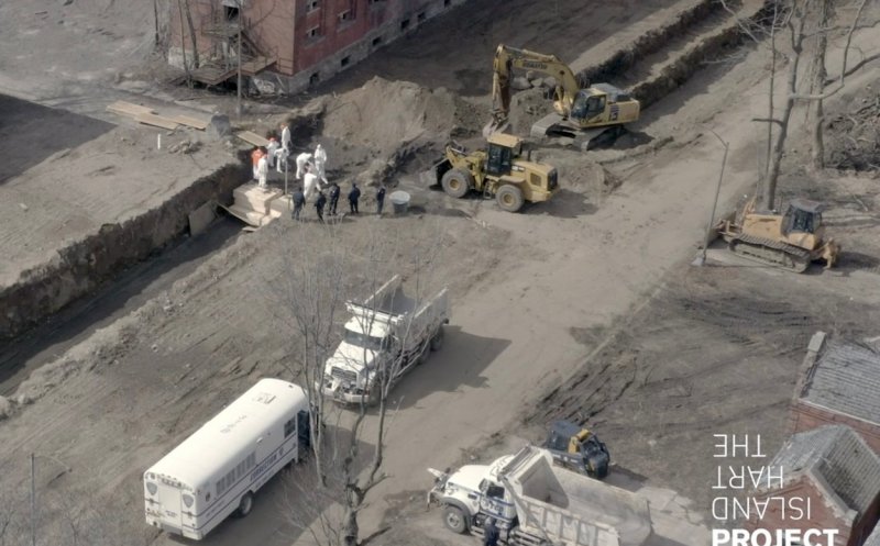 Înmormântări în masă, într-un oraş copleşit de numărul deceselor COVID-19