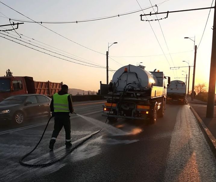 Străzile și trotuarele din Cluj-Napoca, spălate cu apă și detergent. Programul pentru luni