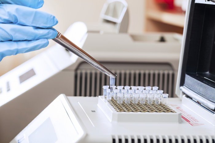 Studiu: Est-europenii, inclusiv românii ar beneficia de o genă care i-ar face mai puțin susceptibili la infecția cu COVID-19