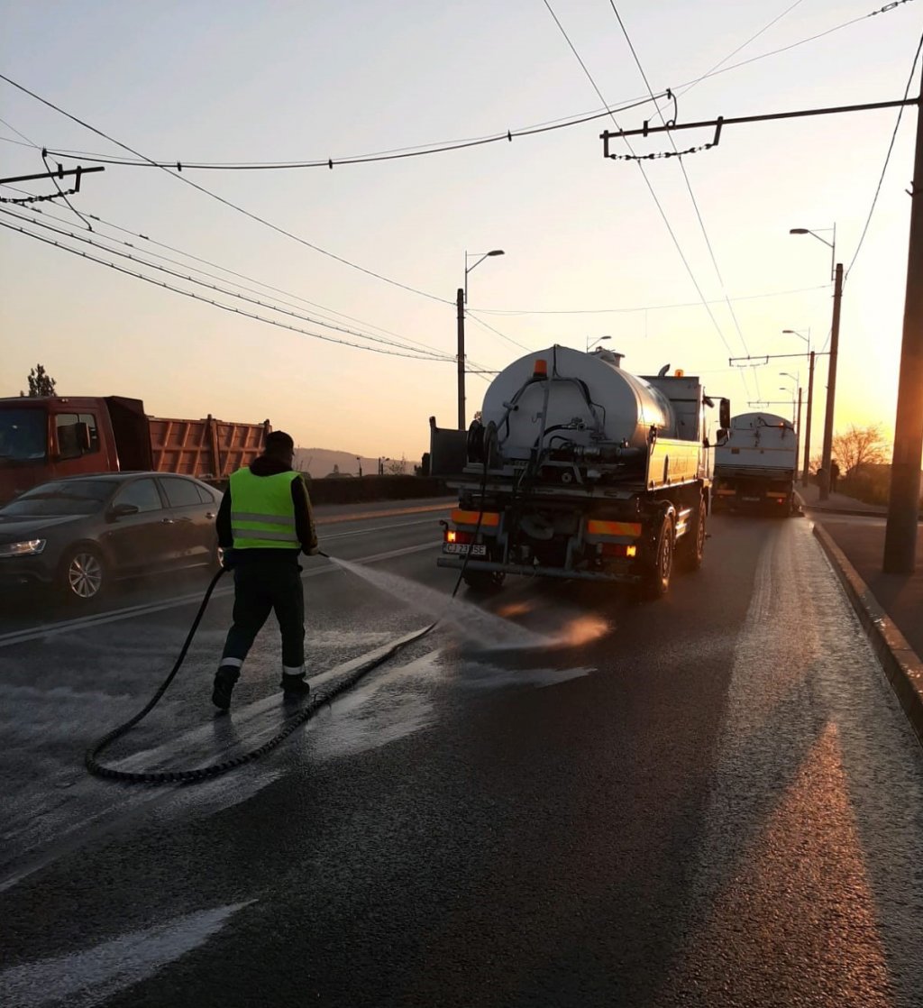 Continuă igienizarea străzilor și trotuarelor din Cluj-Napoca. Programul pentru următoarele două zile