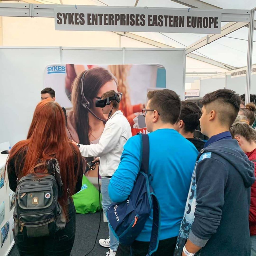 “Ard” liniile în call centere. Sykes va angaja 241 de oameni la Cluj