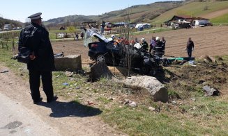 Cluj: Încă un șofer la spital! S-a izbit cu mașina de un cap de pod și a ajuns în decor