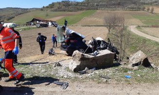 Cluj: Încă un șofer la spital! A ratat curba și s-a izbit cu mașina de un cap de pod