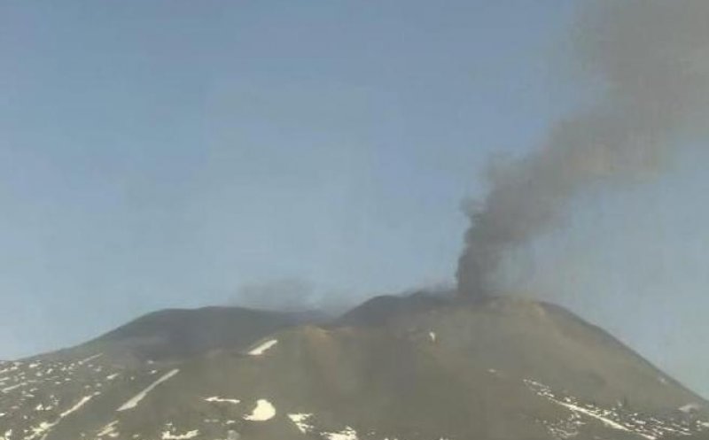 Vulcanul Etna erupe! Lavă și coloane de fum din craterul de sud-est
