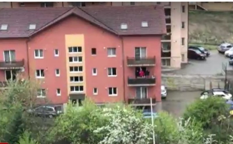 Un tânar clujean a încercat duminică să ridice moralul vecinilor dintr-un cartier din Cluj