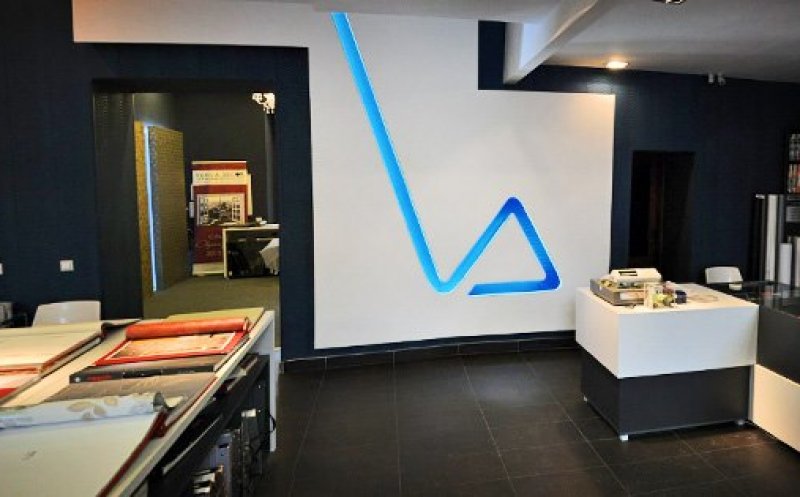 Un furnizor clujean de materiale publicitare a trecut la folii pentru viziere