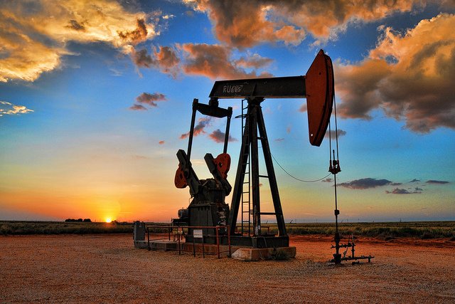 Prăbuşire istorică a preţului petrolului. A ajuns la valori negative