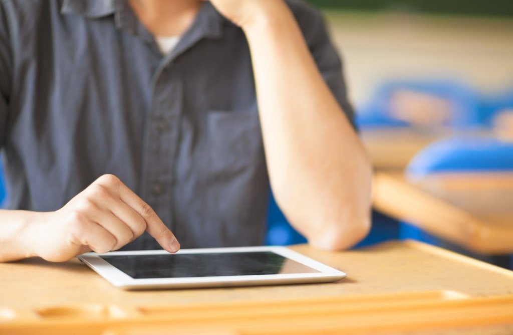 Gata vacanța, reîncepe școala! Tot în online