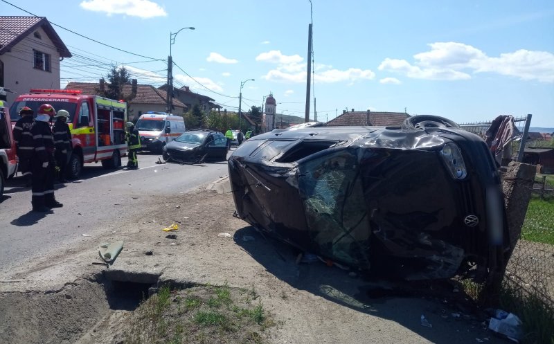 Accident violent în Apahida. Una dintre mașini s-a dat peste cap