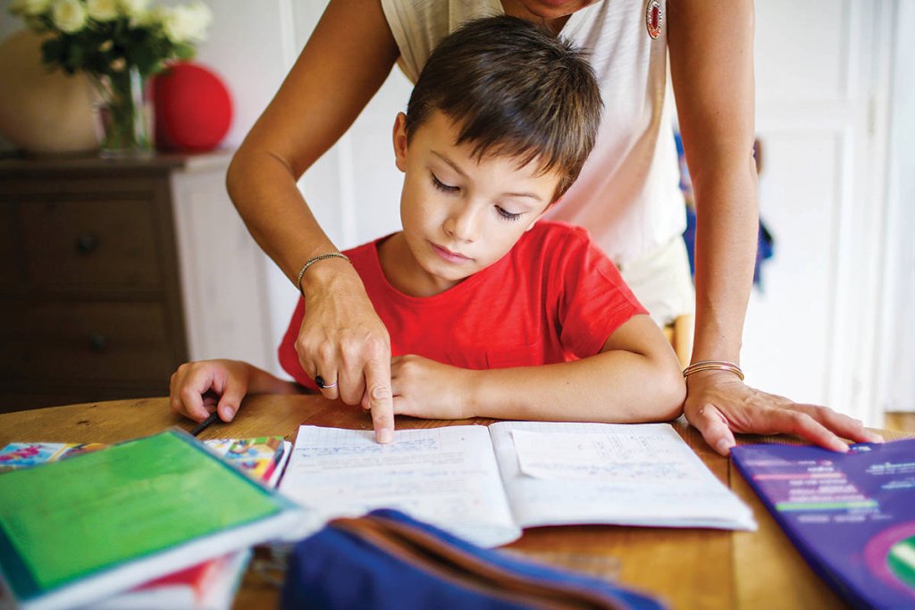 Statul ar putea plăti părinţii ca să stea acasă până la încheierea anului şcolar