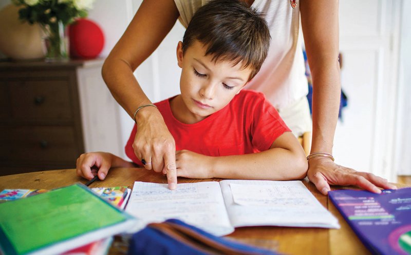 Statul ar putea plăti părinţii ca să stea acasă până la încheierea anului şcolar