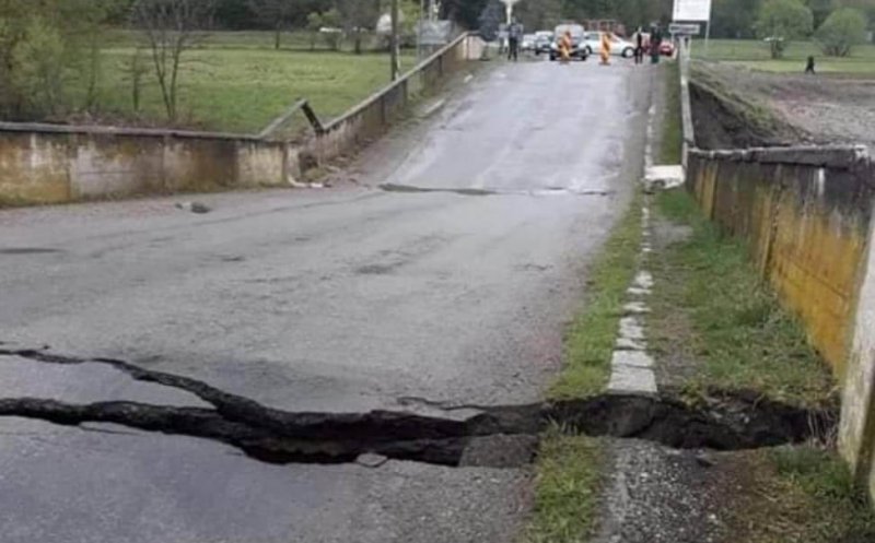 S-a rupt podul care duce spre Valea Drăganului